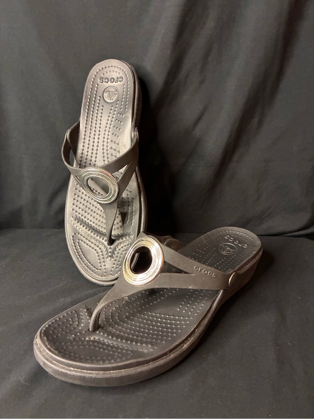 Crocs Sanrah Circle Wedge Flip Flop Sandals Black Silver | Women’s Size 9
